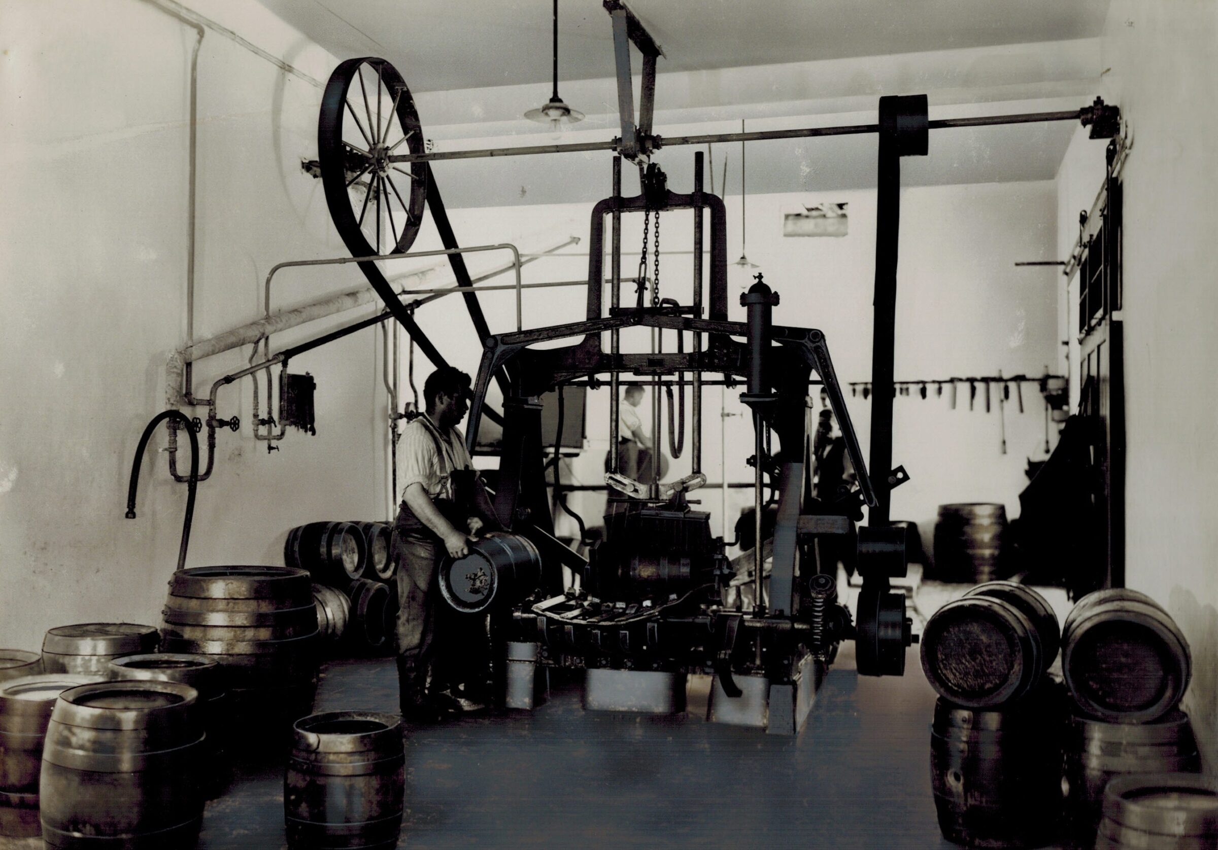 Alte Maschine mit Holzbierfässern